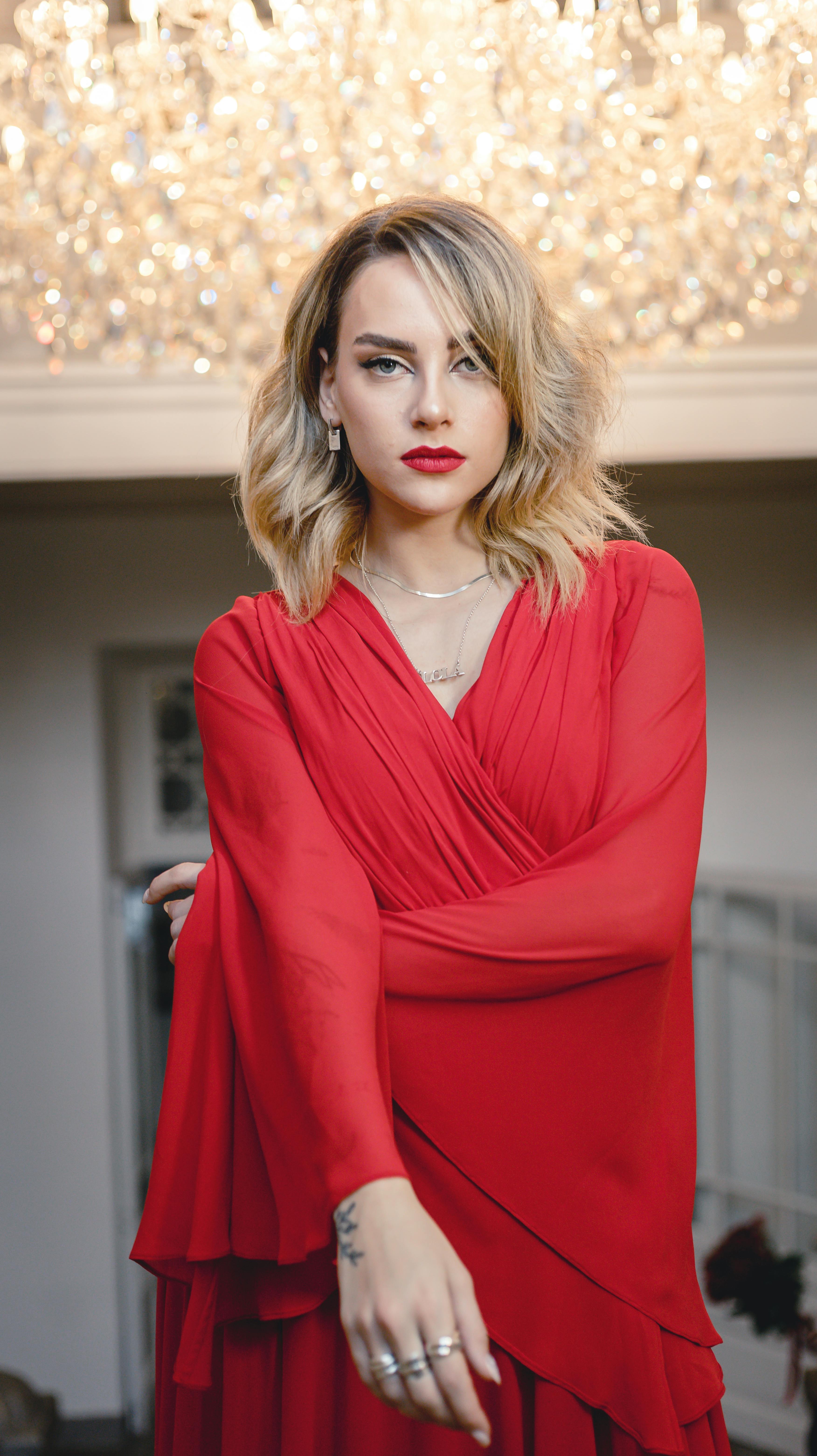 image femme blonde rouge à lèvres rouge