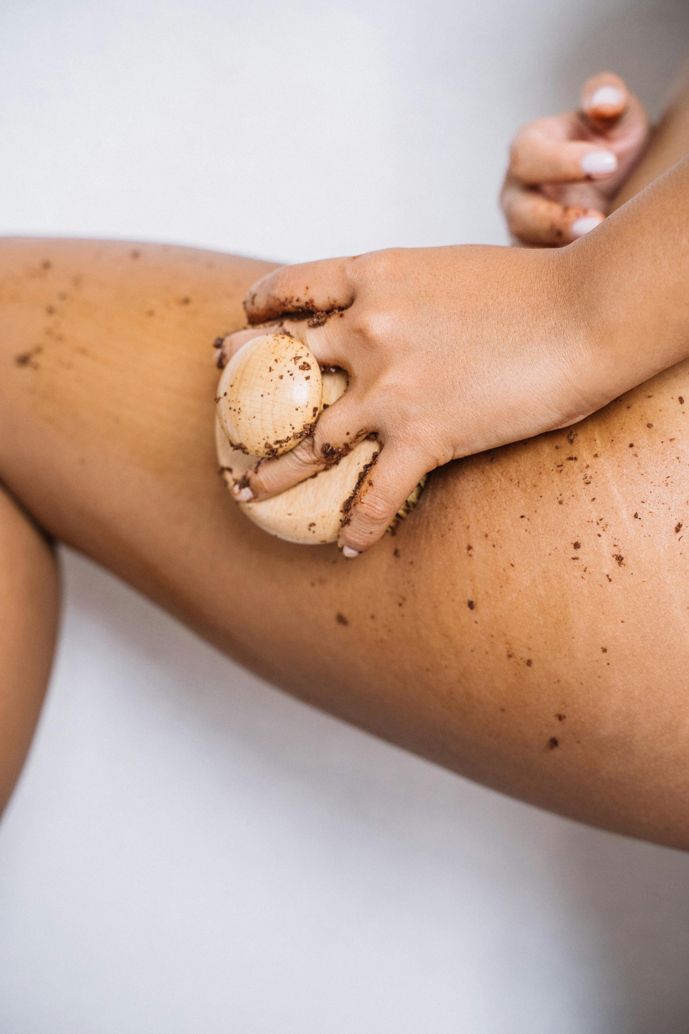 image femme scrub cellulite 