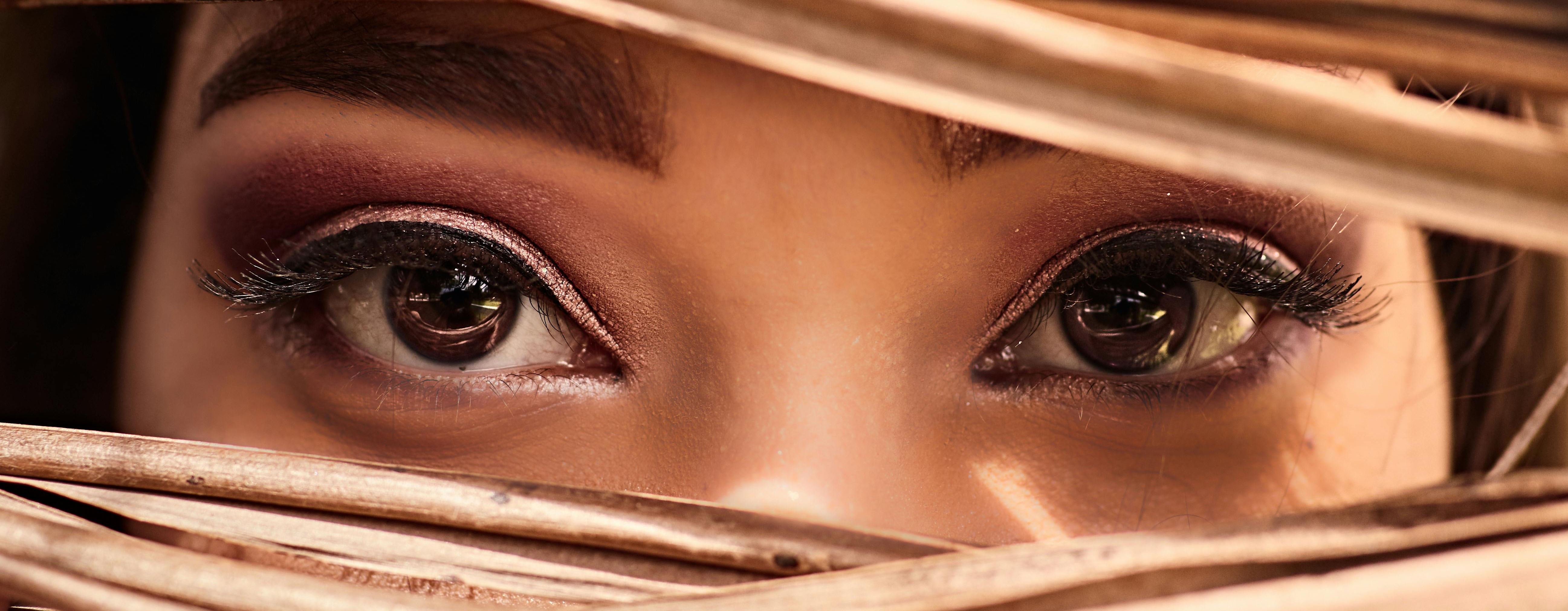 banner femmes yeux marrons